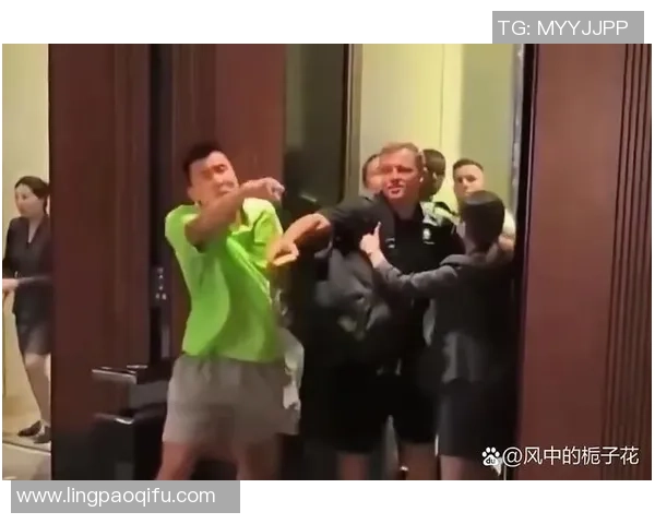 足球球星赛场偷笑瞬间展现轻松一面引发球迷热议